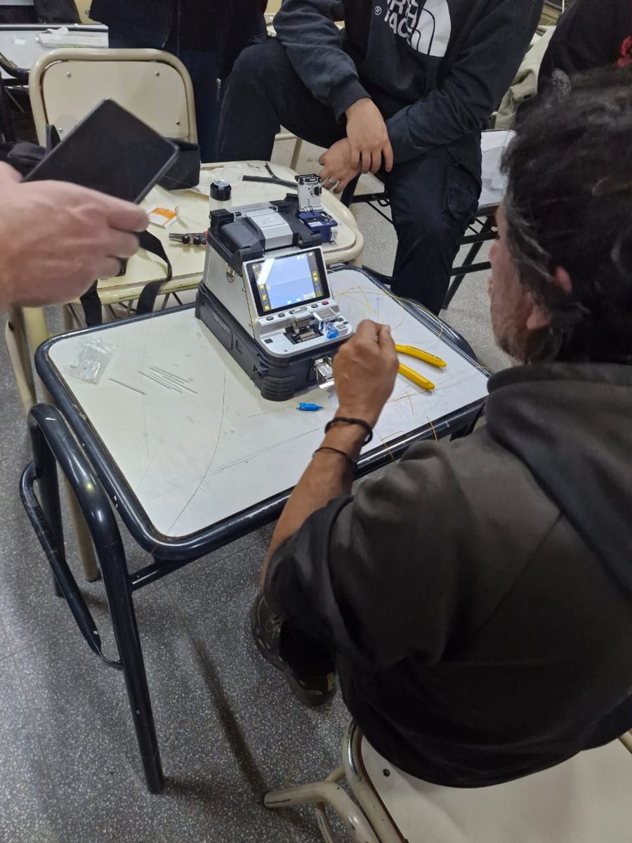 Cursante practicando empalme por fusión de fibra óptica
